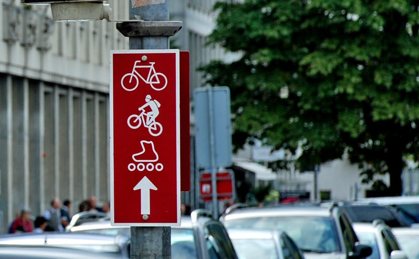 Fahrrad und Skates - Wegbeschilderung als Symbol für unterschiedliche Marketing Werkzeuge