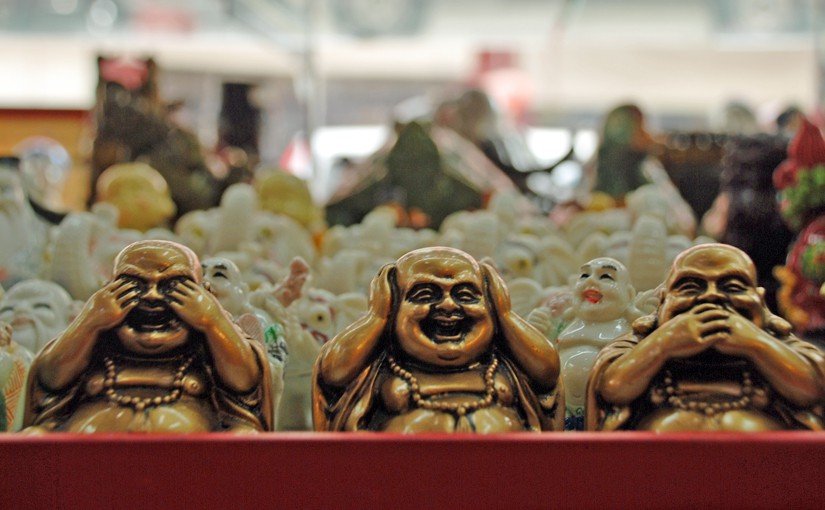 Lachende Buddhas im Supermarkt