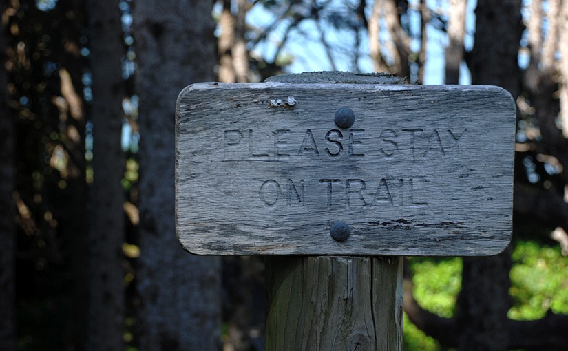 'Stay on Trail' - Schild als Symbol für Platitüden