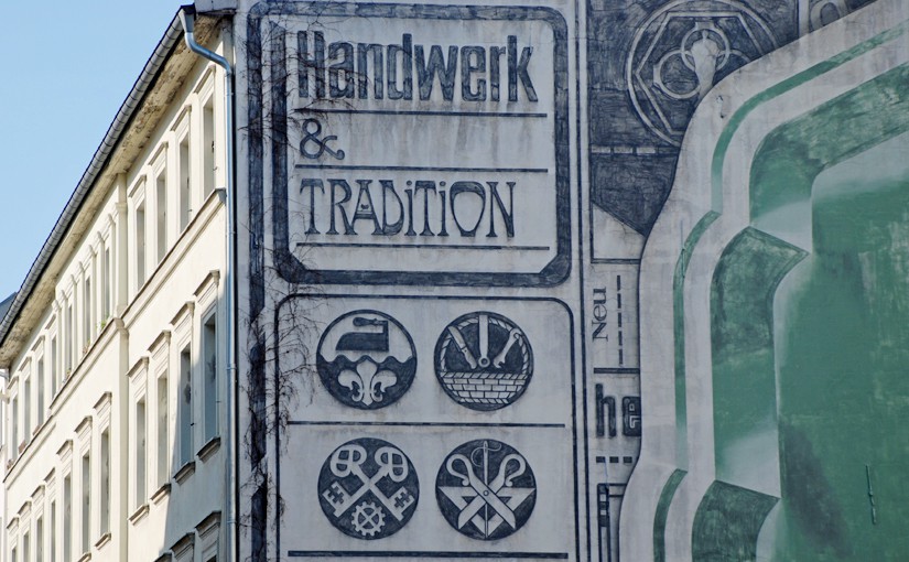 Handwerk und Tradition - Schild als Symbol für die Kommunikationswissenschaft