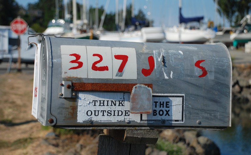 Think outside the box - Briefkastenaufkleber als Symbol für Mitarbeiter, die Marken machen