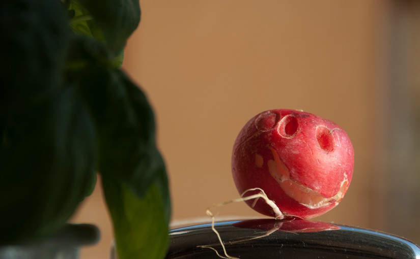 Lachendes Radieschen als Symbol für Natur imSupermarkt