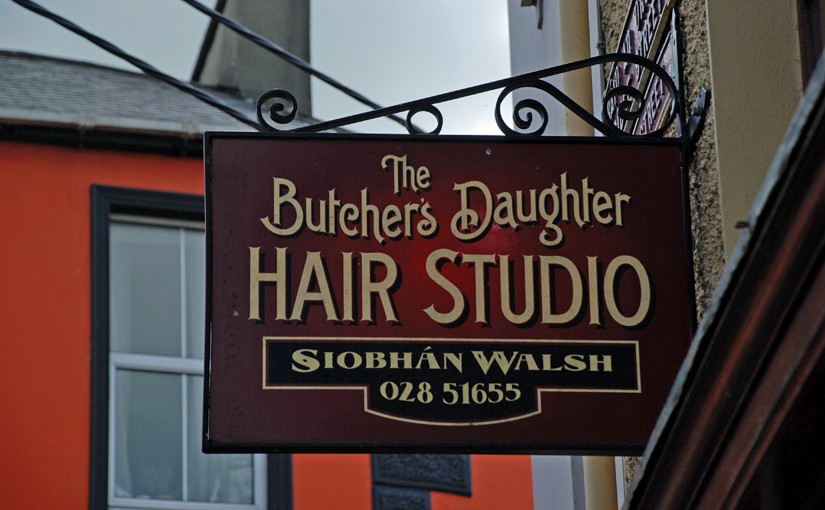 Friseursalon-Schild als Symbol für Haarpflege