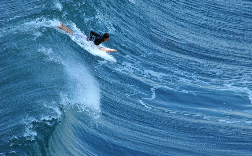 Ein Surfer als Symbol für alle, die auf der Twitter - Welle reiten