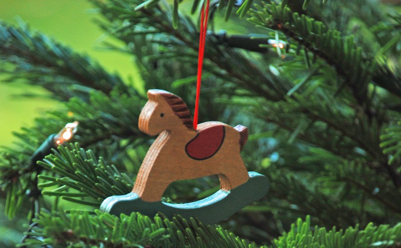 Weihnachtsbaumdekoration als Symbol für Weihnachten, der Hochzeit für Sozialmarketing