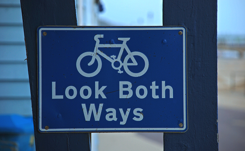 Fahrradweg mit dem Schild: Look Both Ways