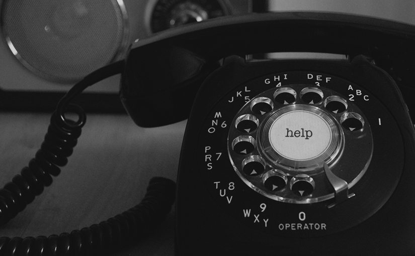 Telefon mit dem Wort "help" innerhalb der Wählscheibe