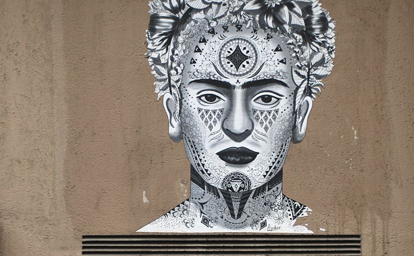 Street Art: Frau mit Schönheitsfehlern und Tatoos im Gesicht