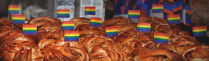 Zimtschnecken mit Regenbogenfahnen