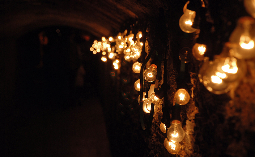 Glühbirnenkette im Tunnel